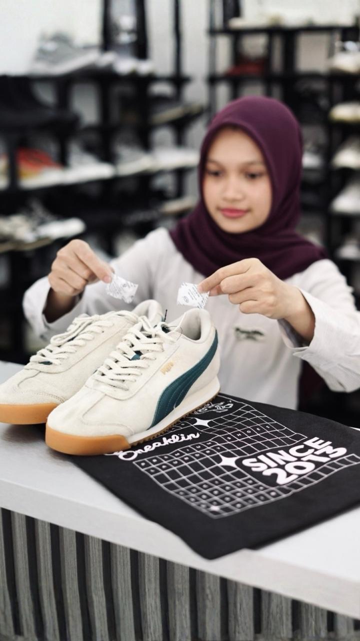 Staff Sneaklin merawat sepatu
